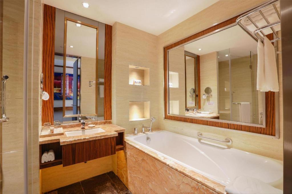 รามาดา พลาซา ฮุยจู อีสท์ โฮเต็ล Hotel ฮุ่ยโจว ภายนอก รูปภาพ